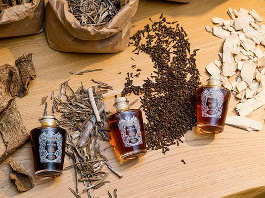 SMARTBOX - Casa Martini: Tour Privilege guidato e degustazione di 3 prodotti per 4 persone - Cofanetto regalo - 3