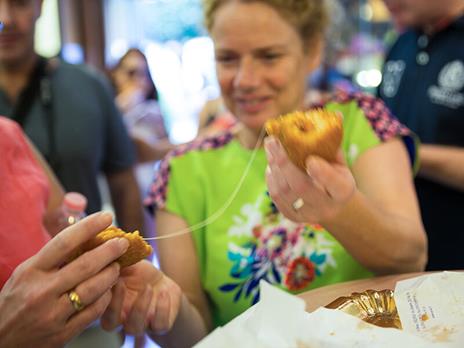 SMARTBOX - Catania da gustare: street food tour guidato di 4h con degustazioni tipiche - Cofanetto regalo - 2