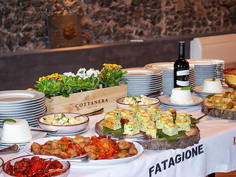 SMARTBOX - Degustazione di vini alle pendici dell''Etna presso l''Azienda Cottanera - Cofanetto regalo - 2