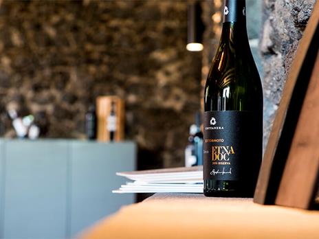 SMARTBOX - Ai piedi dell''Etna: visita a una cantina con pranzo e degustazione vini per 2 persone - Cofanetto regalo - 2