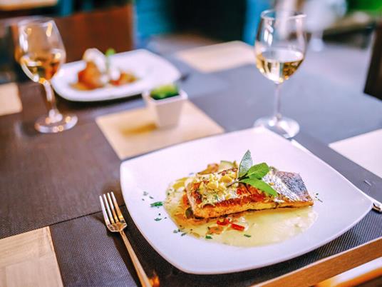 SMARTBOX - Regalo di Natale per lei: 1 dolce momento tra cene, relax e avventure - Cofanetto regalo - 2