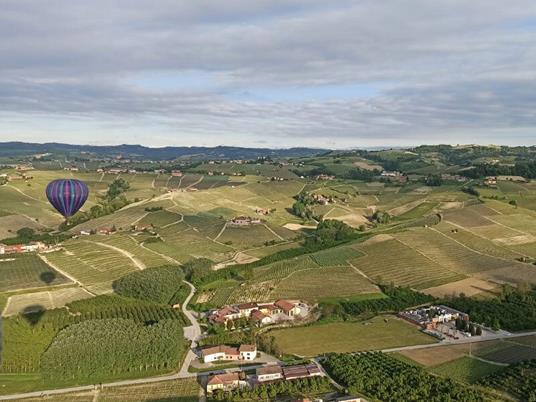 SMARTBOX - Due cuori tra le nuvole: esclusivo volo in mongolfiera di 1h con briefing e aperitivo - Cofanetto regalo - 2