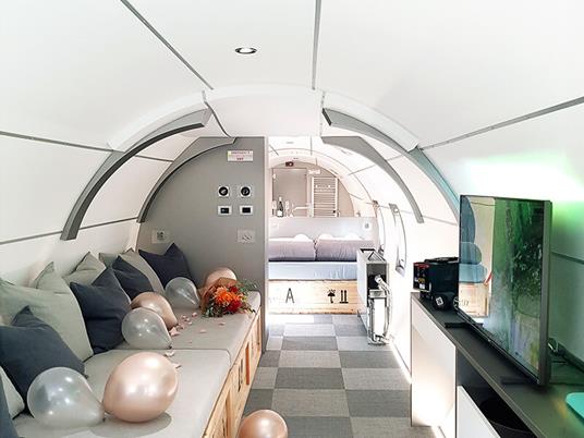 SMARTBOX - Insolito glamping in aereo: 1 notte in Suite e aperitivo con Natur Air Suite a Bergamo - Cofanetto regalo - 2