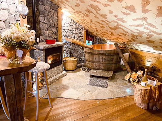SMARTBOX - Insoliti soggiorni a Bergamo con NatuRooms: 1 notte con bottiglia di vino e atmosfere romantiche - Cofanetto regalo - 2