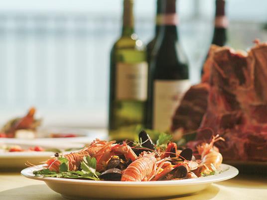 SMARTBOX - Lovere e il Lago d''Iseo: 2 notti in hotel 4* con cena gourmet di terra e mare e accesso alla Spa - Cofanetto regalo - 2