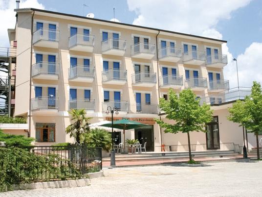 SMARTBOX - Deliziosa evasione - Cofanetto regalo - 1 notte con colazione e aperitivo per 2 persone - 5