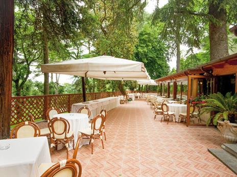 SMARTBOX - Soggiorni e sapori da favola - Cofanetto regalo - 1 notte con colazione e cena per 2 persone - 3