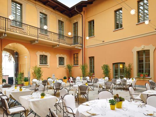 SMARTBOX - Soggiorni e sapori da favola - Cofanetto regalo - 1 notte con colazione e cena per 2 persone - 4