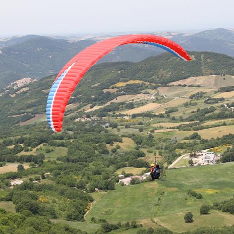 SMARTBOX - 1 emozionante volo in parapendio nei cieli dell’Abruzzo con video e foto incluse - Cofanetto regalo