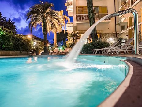 SMARTBOX - Lusso a Montecatini Terme: 2 notti al Grand Hotel Tamerici con 2 cene gourmet e accesso Thermarium - Cofanetto regalo - 2