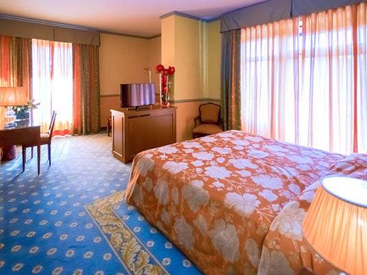 SMARTBOX - Lusso a Montecatini Terme: 2 notti al Grand Hotel Tamerici con 2 cene gourmet e accesso Thermarium - Cofanetto regalo - 3