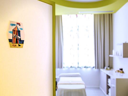 SMARTBOX - Benessere per te: 1 accesso Spa e 1 trattamento a scelta di 50min al 4* Savoy Beauty & Spa - Cofanetto regalo - 2