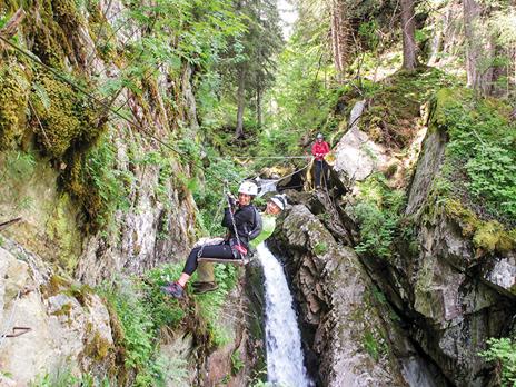 SMARTBOX - Quattro opzioni, un’avventura: e-Bike, Tarzaning, Canyoning e Via Ferrata in Val di Sole per 2 - Cofanetto regalo - 2
