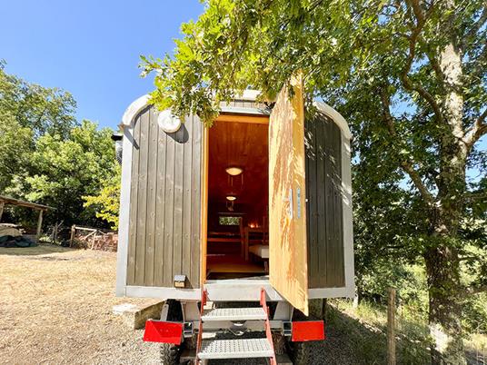 SMARTBOX - Soggiorno insolito in Toscana: 1 notte in Carovana Gipsy con cesto di prodotti bio e Prosecco - Cofanetto regalo - 2