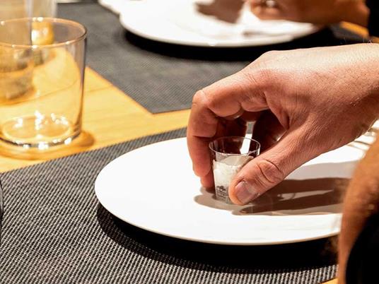 SMARTBOX - Degustazione di formaggi e visita al caseificio sul Lago di Como: l’esperienza firmata Da Carozzi - Formaggeria con cucina - Cofanetto regalo - 3