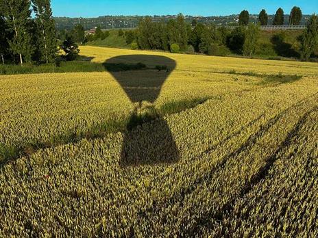 SMARTBOX - Mongolfiera e bollicine ad Asti: 1 volo con colazione o aperitivo nel Monferrato - Cofanetto regalo - 3
