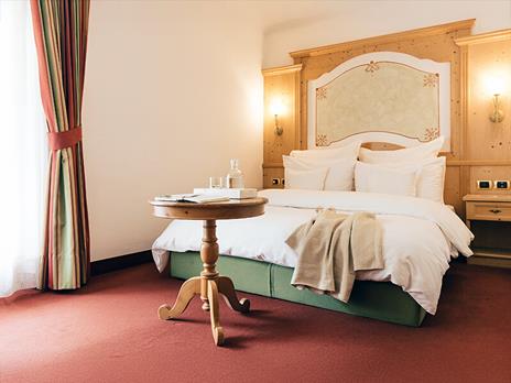 SMARTBOX - Romantico soggiorno tra lusso e benessere in Trentino: 2 notti con accesso Spa all''Alpen Royal 4* - Cofanetto regalo - 2