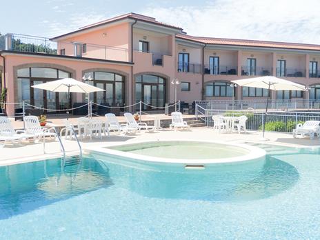 EMOZIONE3 - Mille e una notte per innamorarsi - Cofanetto regalo - Da 1 a 3 notti con colazione e possibilità di cena - 6