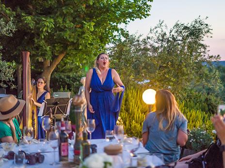 SMARTBOX - Sinfonie toscane: lezione di cucina, cena con aperitivo e concerto in giardino - Cofanetto regalo - 10