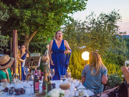 SMARTBOX - Sinfonie toscane: lezione di cucina, cena con aperitivo e concerto in giardino - Cofanetto regalo - 10