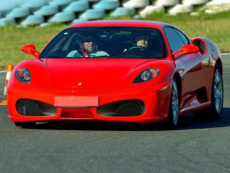 SMARTBOX - Emozioni da brivido: 1 giro su pista in Ferrari - Cofanetto regalo - 4