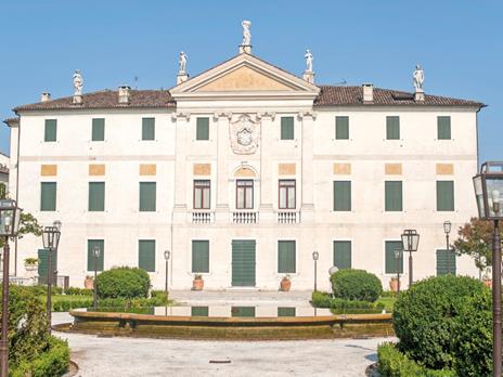 EMOZIONE3 - 2 giorni di divertimento! - Cofanetto regalo - 1 notte con colazione e 1 attività di svago per 2 persone - 8