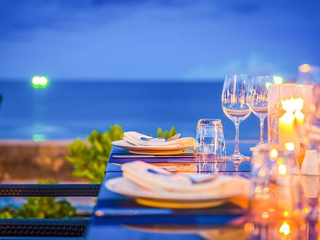 SMARTBOX - Cena d'atmosfera presso il 4* Ferretti Beach Hotel Rimini - Cofanetto regalo - 3