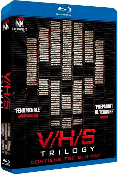 VHS Trilogy. Standard Edition (3 Blu-ray) di Simon Barrett,Justin Benson,Matt Bettinelli-Olpin,Gregg Bishop,David Bruckner,Jason Eisener,Gareth Evans,Tyler Gillett,Gregg Hale,Todd Lincoln,Justin Martinez,Glenn McQuaid,Aaron Moorhead,Eduardo Sanchez,Marcel Sarmiento,Radio Silence,Swan