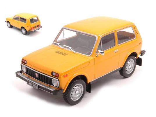 WHITEBOX WB124070 LADA NIVA DARK YELLOW 1:24 Modellino