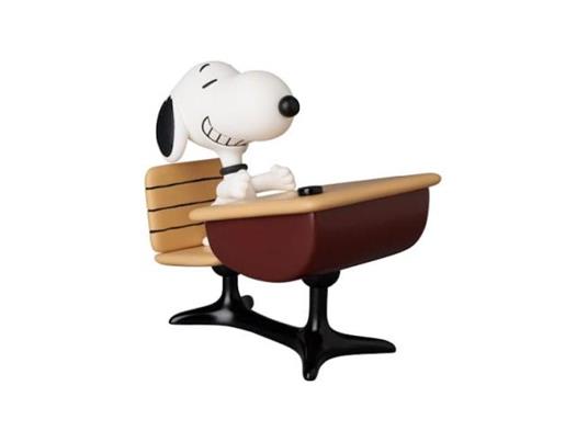 Peanuts Udf Series 18 Mini Figura Snoopy Con Desk 9 Cm Medicom