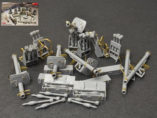 Panzerschreck Rpzb.54 & Ofenrohr Rpzb 43 Weapon Set Plastic Kit 1:35 Model Min35263