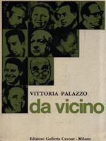   Da vicino