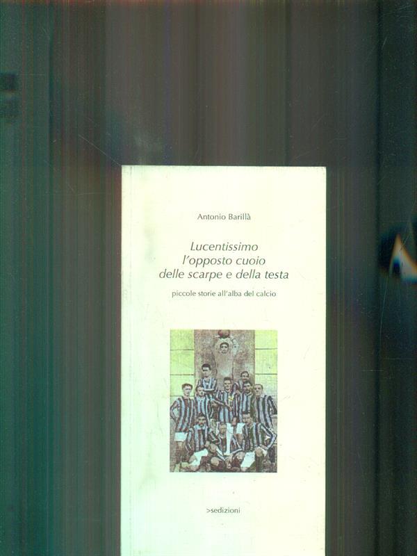 Lucentissimo l'opposto cuoio delle scarpe e della testa