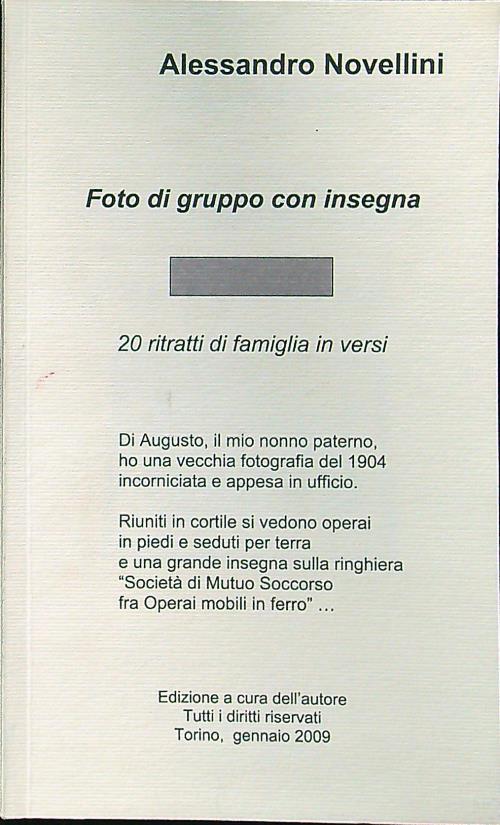 Foto di gruppo con insegna