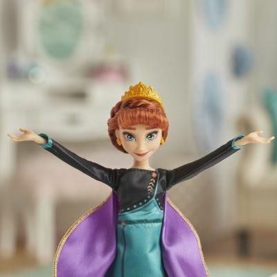 Hasbro Disney Frozen 2  Bambola Principessa Disney Anna cantante (francese) in vestito di regina  27 cm - 7