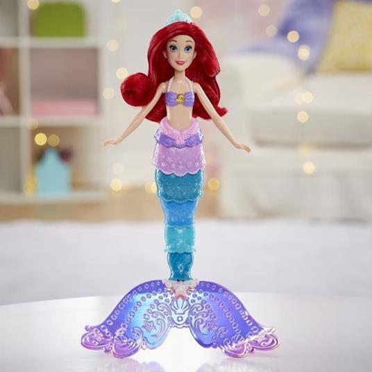 Disney Princess Ariel Arcobaleno, bambola ispirata al film Disney La Sirenetta con coda cambia colore - 4