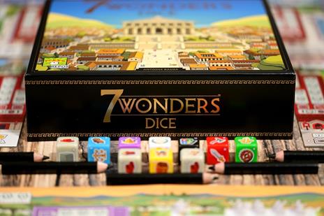 Asmodee - 7 Wonders Dice Gioco da tavolo roll & write - per 2-7 giocatori dai 10 anni - Versione italiana - 5