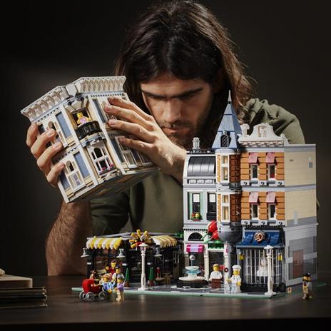 LEGO Creator 10255 Piazza dell’Assemblea, Modellino da Costruire di Edificio Modulare a 3 Piani, Set da Collezione per Adulti - 3