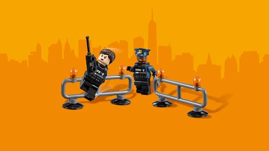 LEGO Batman (70915). Doppia demolizione di Two-Face - 10