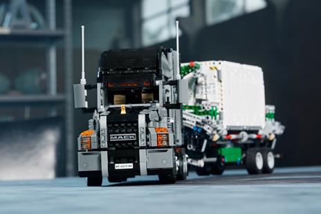 LEGO Technic (42078). Mack Anthem - 2