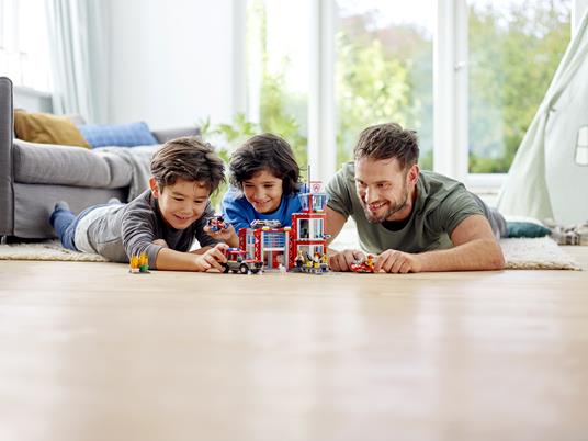 LEGO City Fire (60215). Caserma dei Pompieri - 12