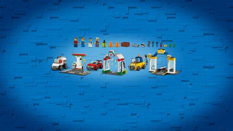 LEGO City Town (60232). Stazione di servizio e officina - 5