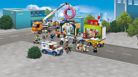 LEGO City Town (60233). Inaugurazione della ciambelleria - 9