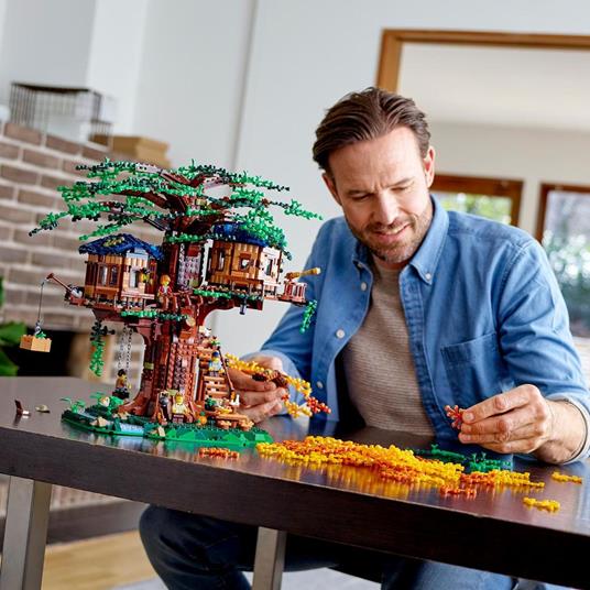 LEGO Ideas 21318 Casa sull'Albero, Modellino da Costruire con Elementi in Plastica PE, con 3 Casette e Minifigure - 2