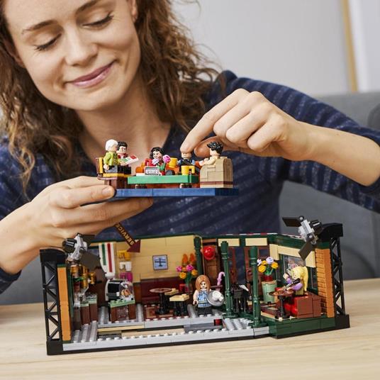 LEGO Ideas 21319 Central Perk, Set con l'Iconico Caffè e 7 Minifigure Friends, Gadget per il 25° Anniversario della Serie TV - 3