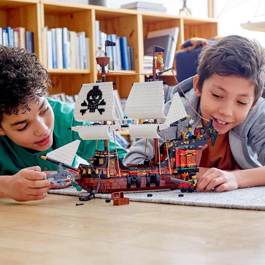 LEGO Creator 31109 Galeone dei Pirati, Set 3 in 1 con Nave Giocattolo, Locanda e Isola del Teschio, Minifigure e Squalo - 4