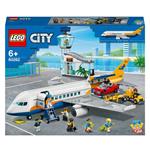 LEGO City 60262 Aereo Passeggeri, Set Terminal e Camion Giocattolo, per Bambini dai 6 Anni, Ricco di Dettagli e Accessori