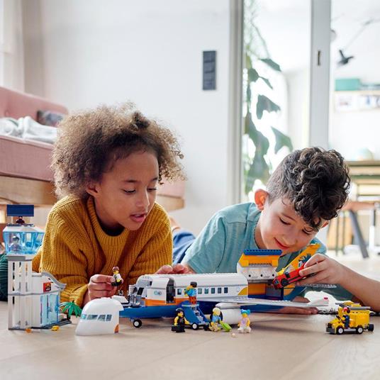 LEGO City Aereo passeggeri, Terminale e Camion, Playset per bambini dai