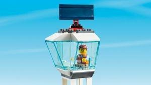LEGO City 60262 Aereo Passeggeri, Set Terminal e Camion Giocattolo, per Bambini dai 6 Anni, Ricco di Dettagli e Accessori - 11