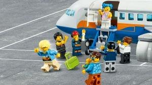 LEGO City 60262 Aereo Passeggeri, Set Terminal e Camion Giocattolo, per Bambini dai 6 Anni, Ricco di Dettagli e Accessori - 10
